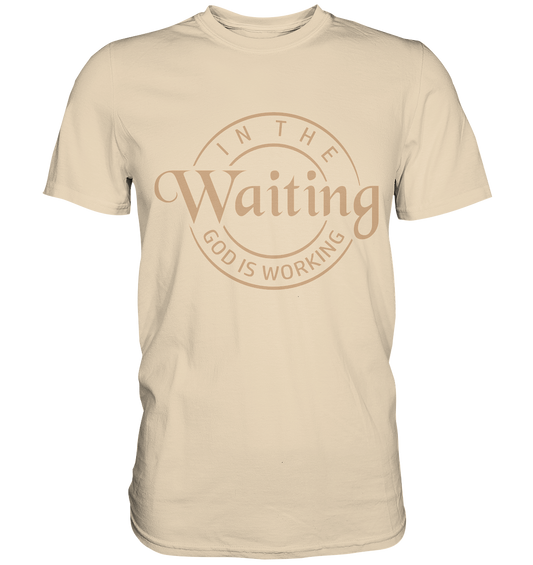 Im Warten wirkt Gott - Premium Shirt - GfoitMa - Sand / XS