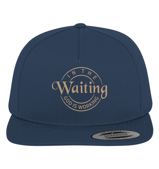 Im Warten wirkt Gott - Premium Snapback - GfoitMa - Navy / Green / One Size